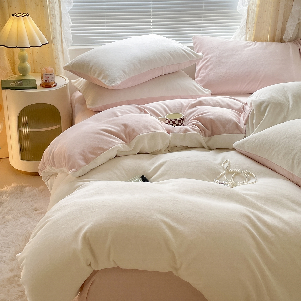 91家纺网 家纺一手货源 找家纺 大元 2025新款200g素色双拼牛奶绒四件套 米白+桃粉