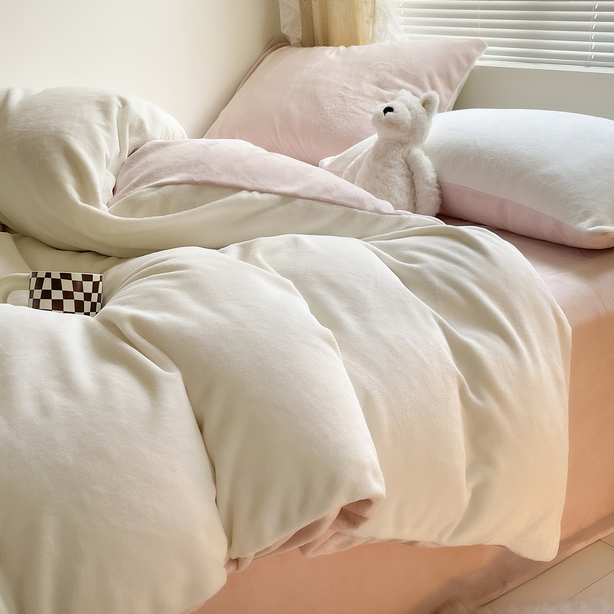 91家纺网 家纺一手货源 找家纺 大元 2025新款200g素色双拼牛奶绒四件套 米白+桃粉