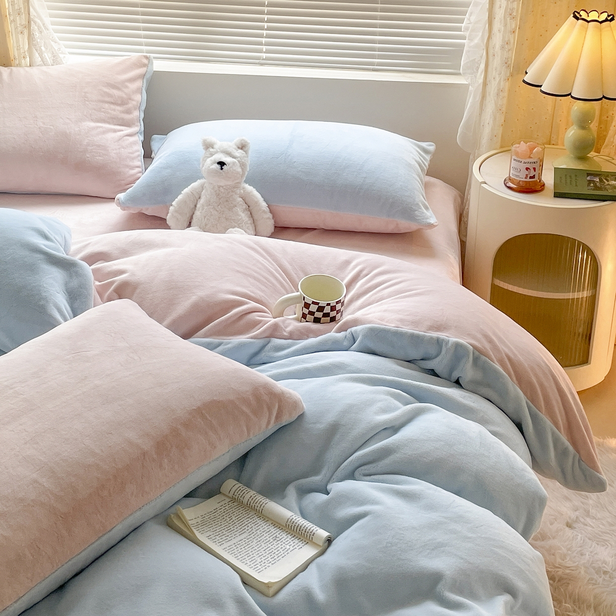 91家纺网 家纺一手货源 找家纺 大元 2025新款200g素色双拼牛奶绒四件套 浅蓝+桃粉