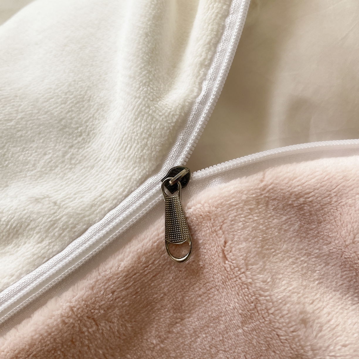 91家纺网 家纺一手货源 找家纺 大元 2025新款200g素色双拼牛奶绒四件套 米白+桃粉