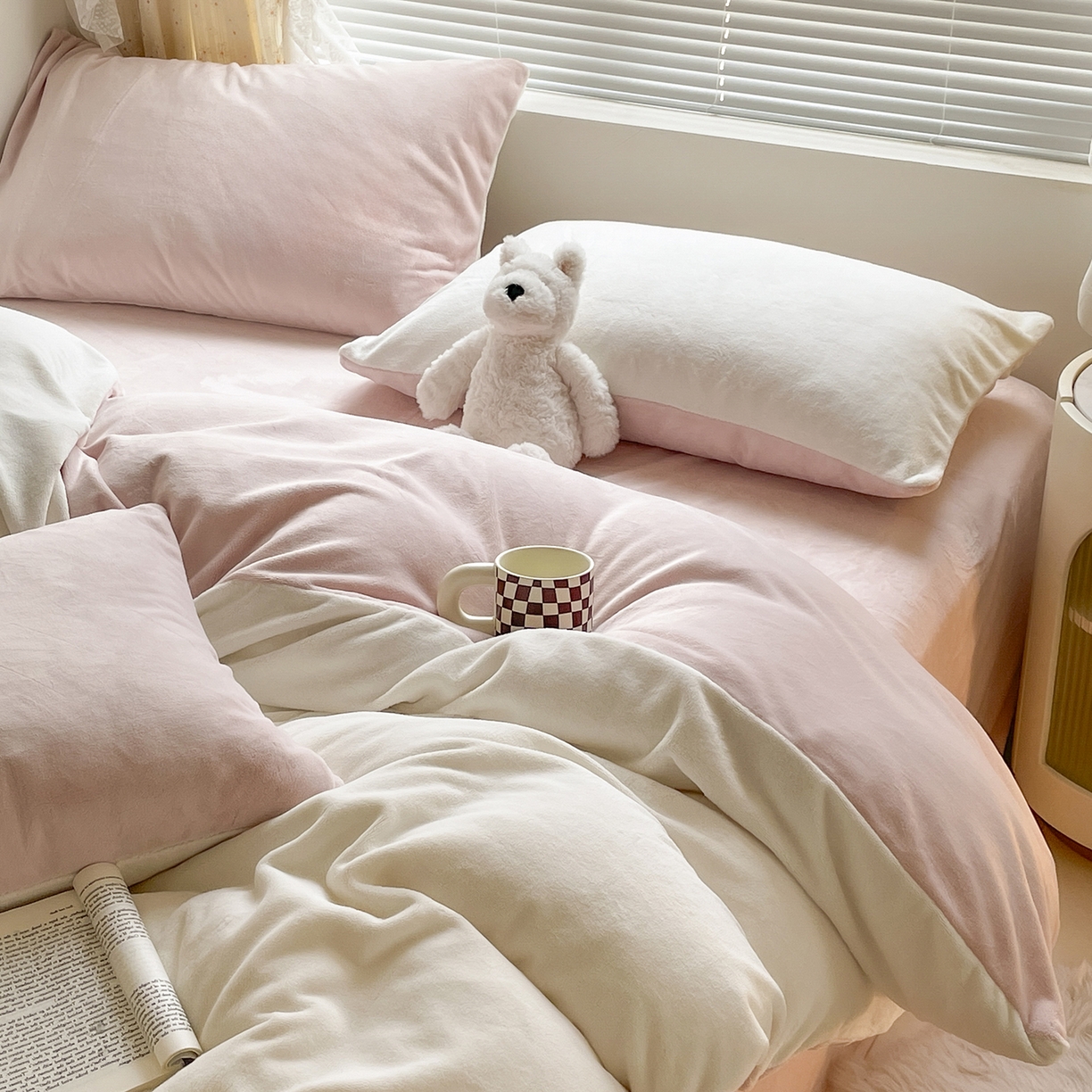 91家纺网 家纺一手货源 找家纺 大元 2025新款200g素色双拼牛奶绒四件套 米白+桃粉