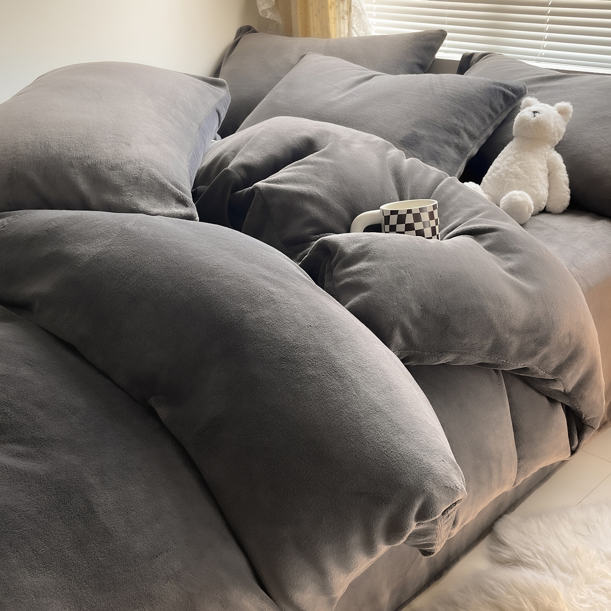 91家纺网 家纺一手货源 找家纺 大元 2025新款200g素色双拼牛奶绒四件套 深灰