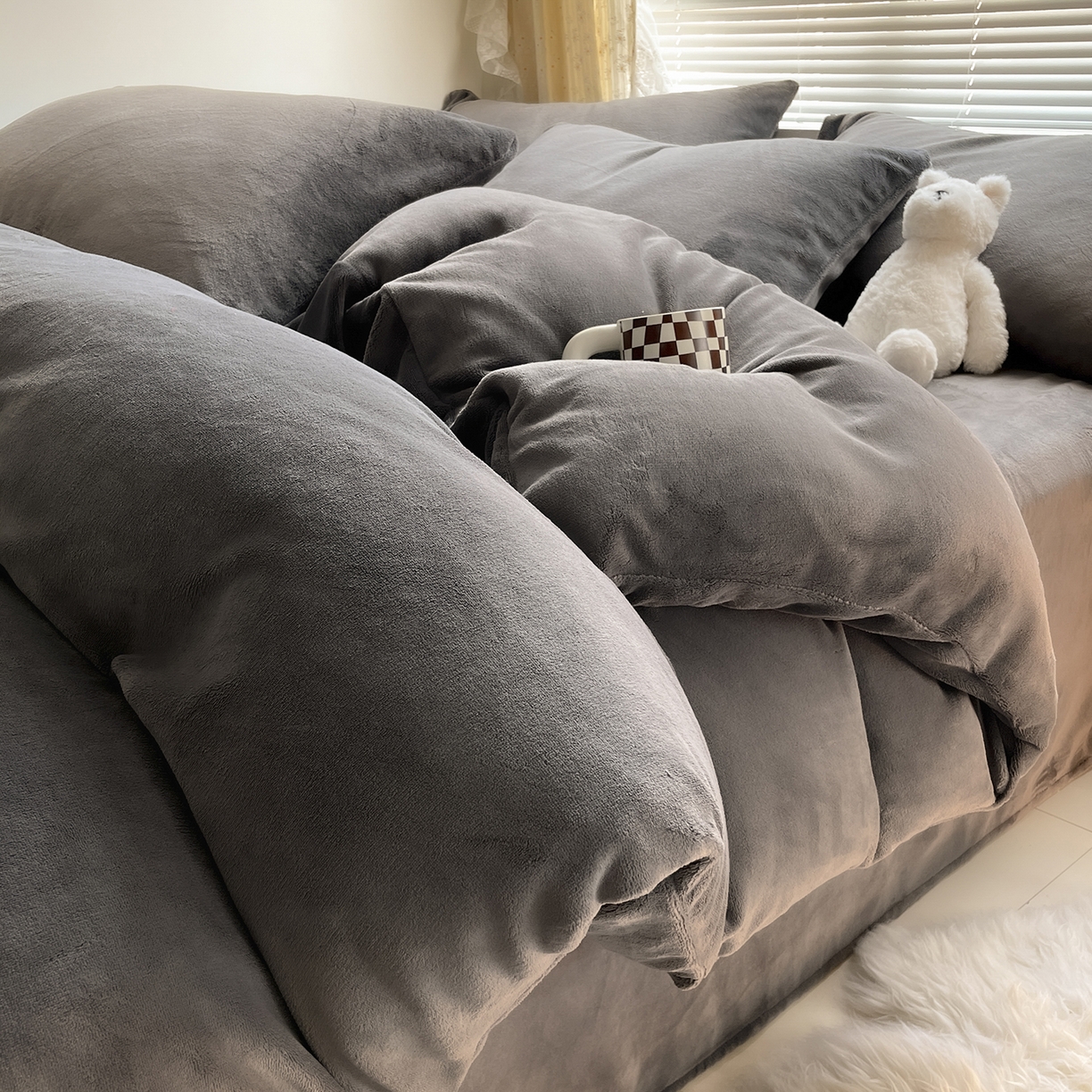 91家纺网 家纺一手货源 找家纺 大元 2025新款200g素色双拼牛奶绒四件套 深灰