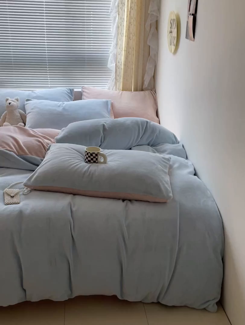 91家纺网 家纺一手货源 找家纺 大元 2025新款200g素色双拼牛奶绒四件套 浅蓝+桃粉