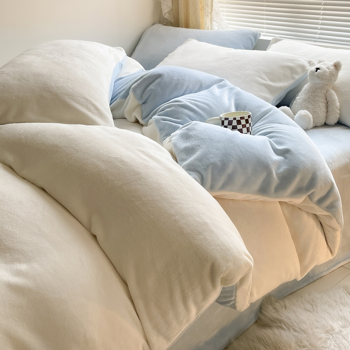 91家纺网 家纺一手货源 找家纺 大元 2025新款200g素色双拼牛奶绒四件套 米白+浅蓝