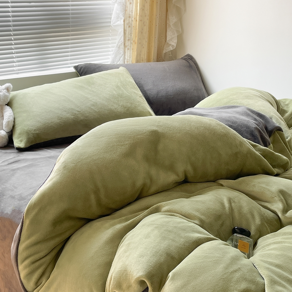 91家纺网 家纺一手货源 找家纺 （总）大元 2025新款200g素色双拼牛奶绒四件套