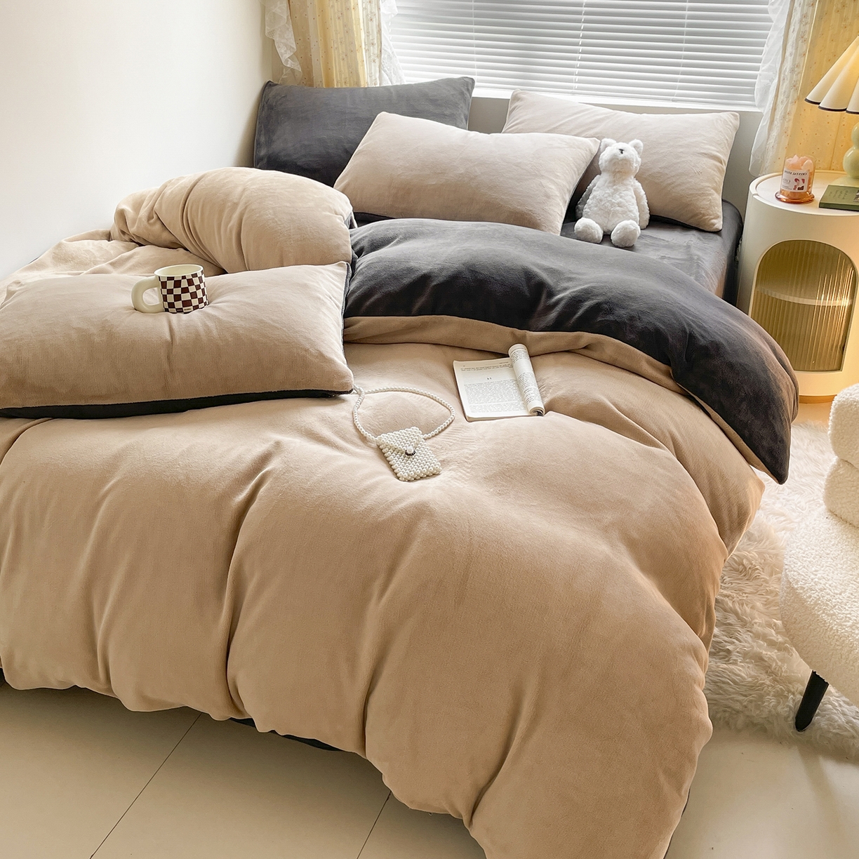 91家纺网 家纺一手货源 找家纺 大元 2025新款200g素色双拼牛奶绒四件套 奶咖+深灰