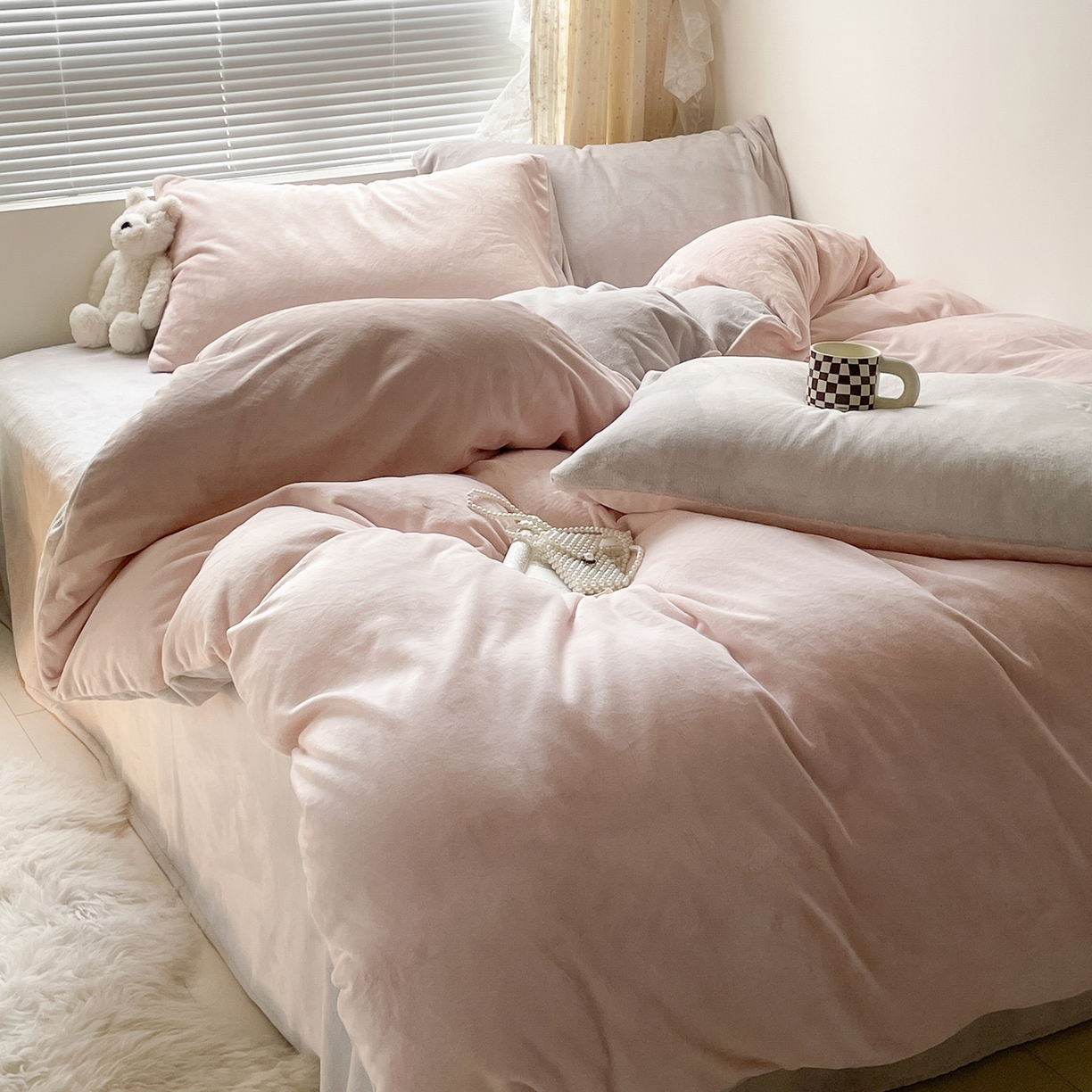 91家纺网 家纺一手货源 找家纺 大元 2025新款200g素色双拼牛奶绒四件套 桃粉+米灰