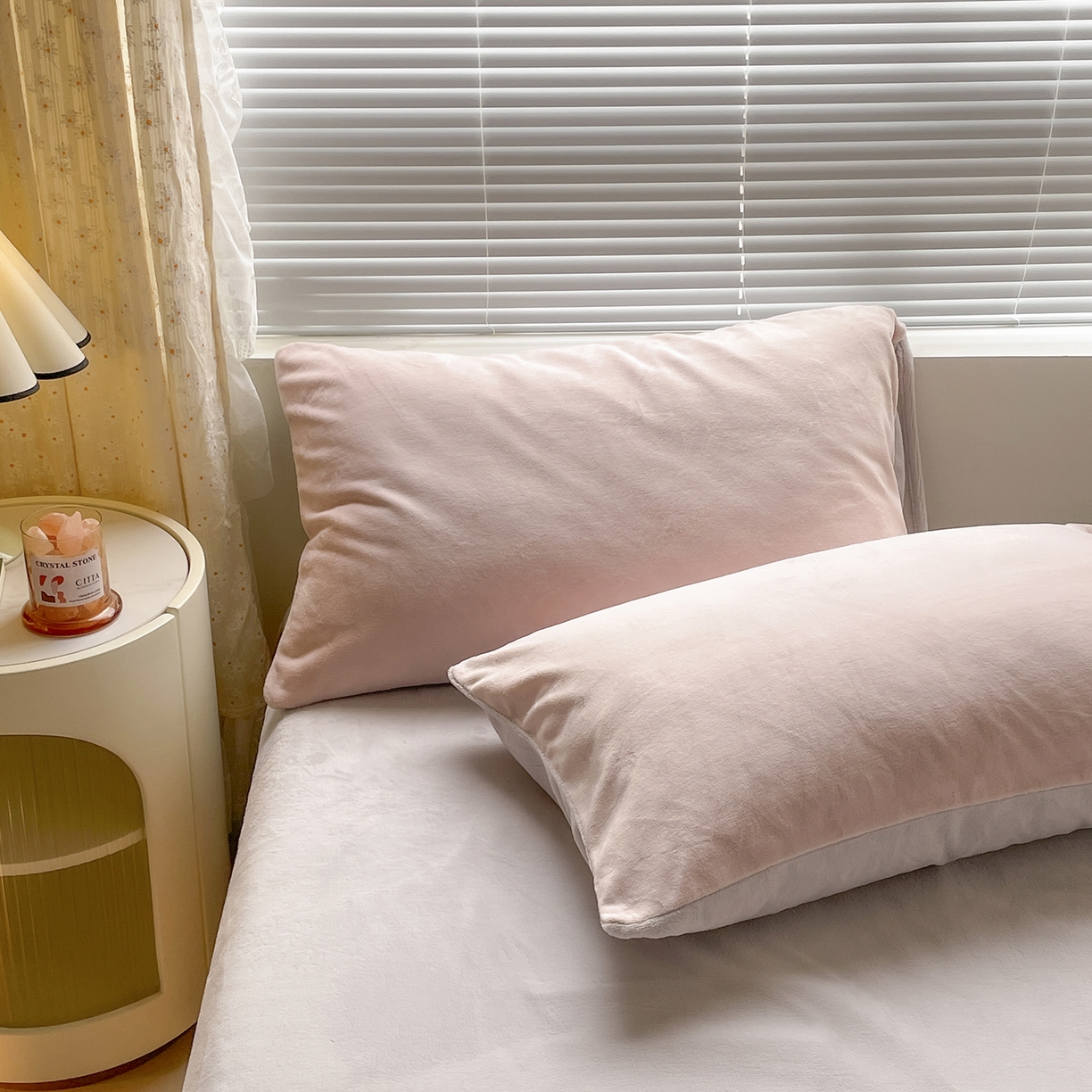 91家纺网 家纺一手货源 找家纺 大元 2025新款200g素色双拼牛奶绒四件套 桃粉+米灰