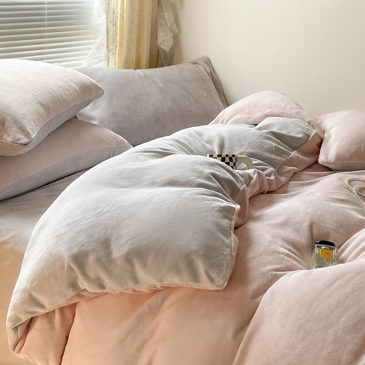 91家纺网 家纺一手货源 找家纺 大元 2025新款200g素色双拼牛奶绒四件套 桃粉+米灰