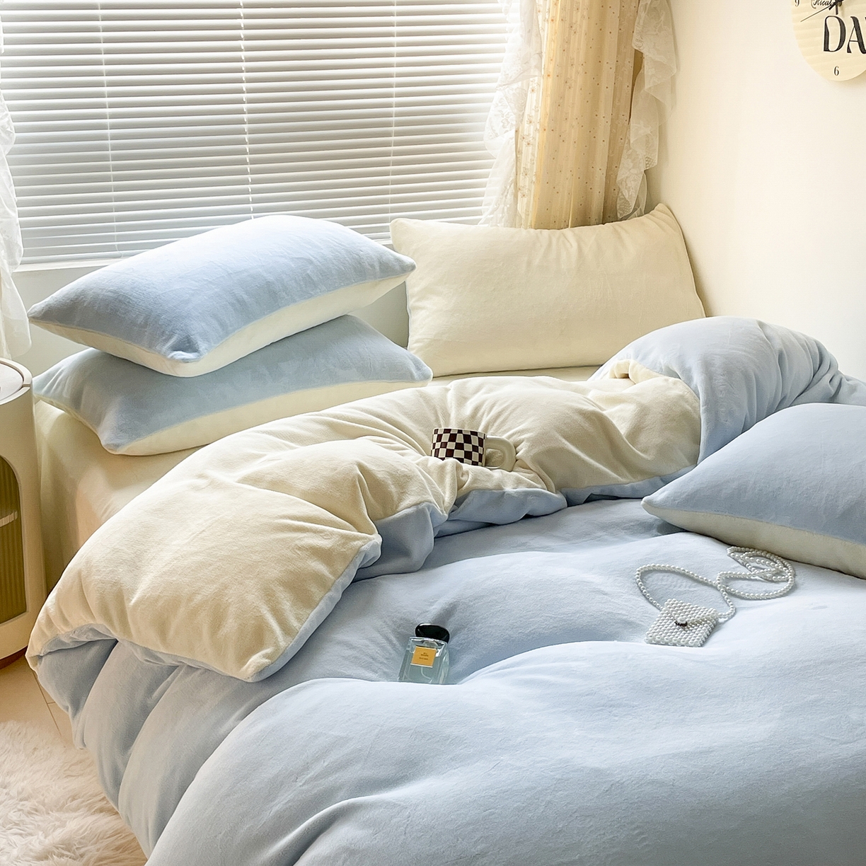 91家纺网 家纺一手货源 找家纺 大元 2025新款200g素色双拼牛奶绒四件套 浅蓝+奶黄
