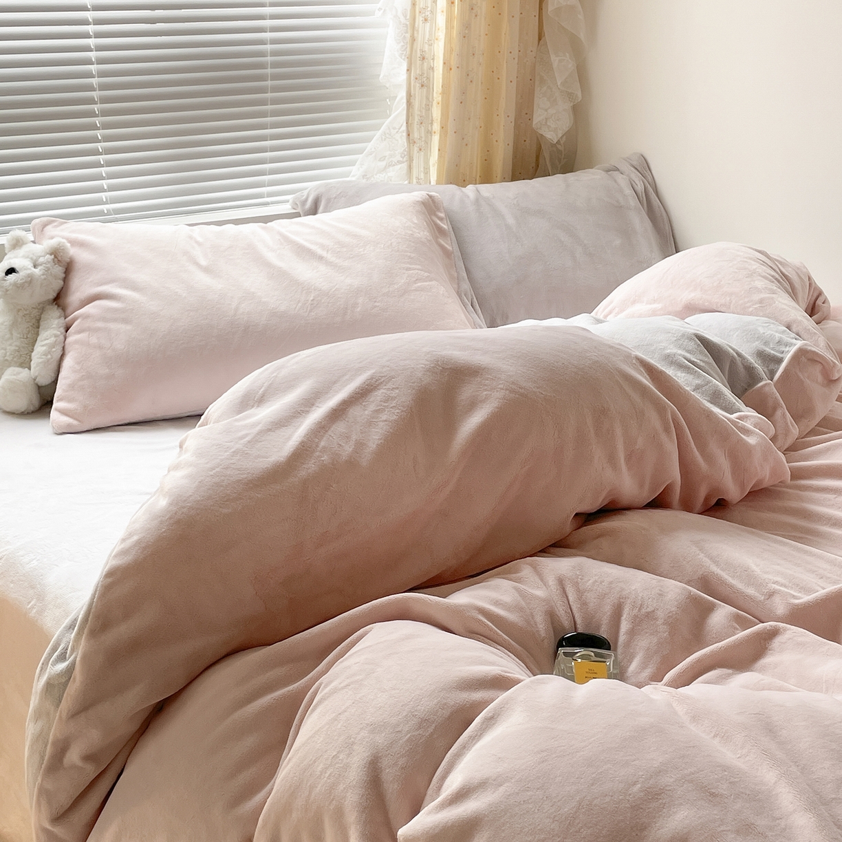 91家纺网 家纺一手货源 找家纺 大元 2025新款200g素色双拼牛奶绒四件套 桃粉+米灰