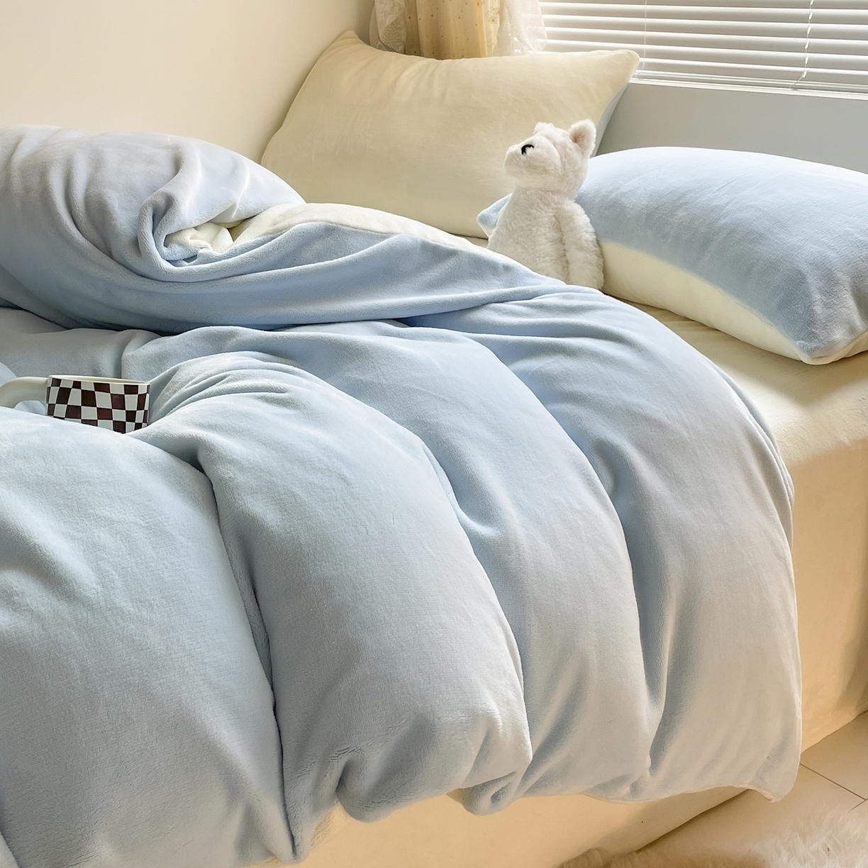 91家纺网 家纺一手货源 找家纺 大元 2025新款200g素色双拼牛奶绒四件套 浅蓝+奶黄