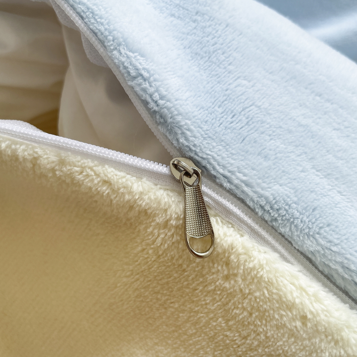 91家纺网 家纺一手货源 找家纺 大元 2025新款200g素色双拼牛奶绒四件套 浅蓝+奶黄