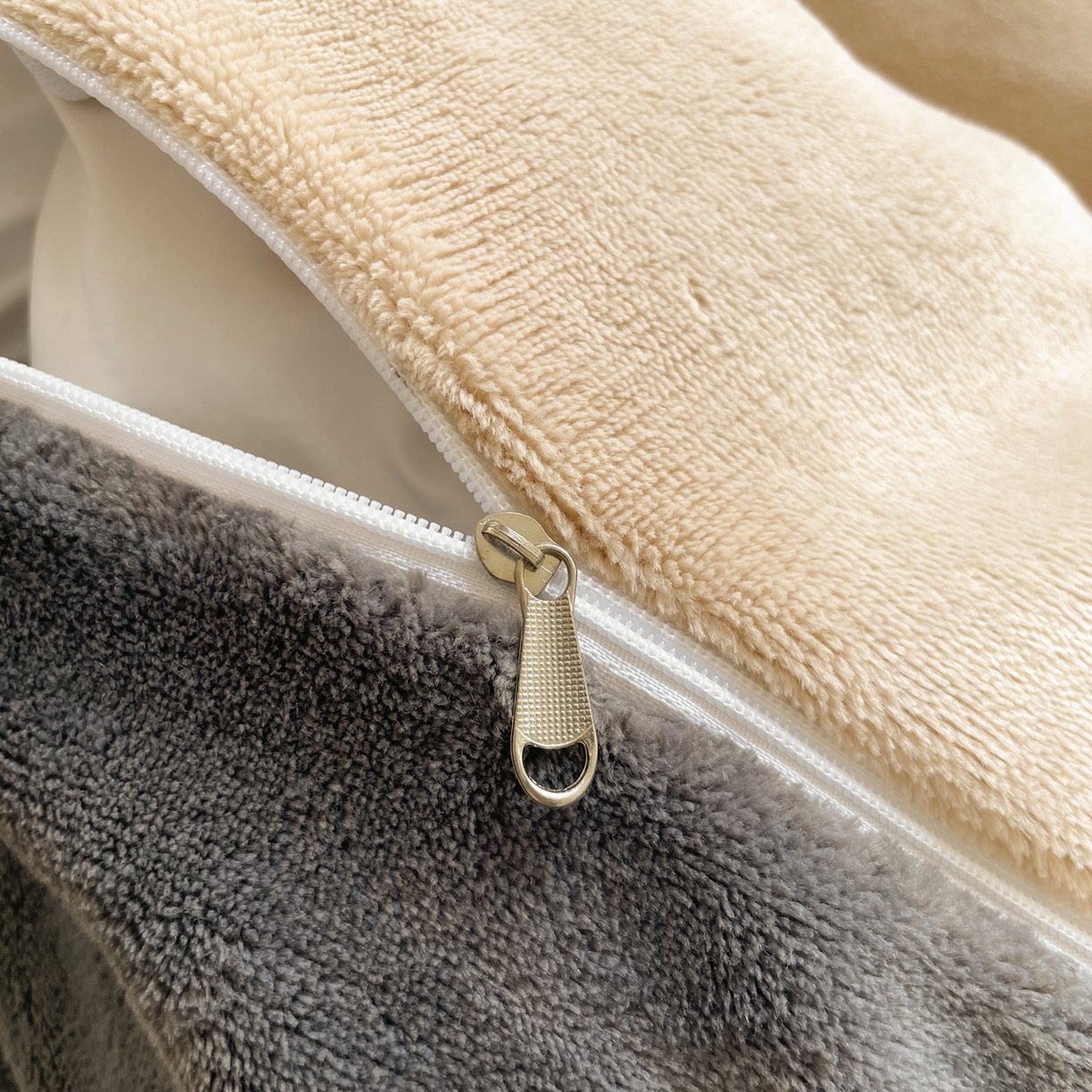 91家纺网 家纺一手货源 找家纺 大元 2025新款200g素色双拼牛奶绒四件套 奶咖+深灰