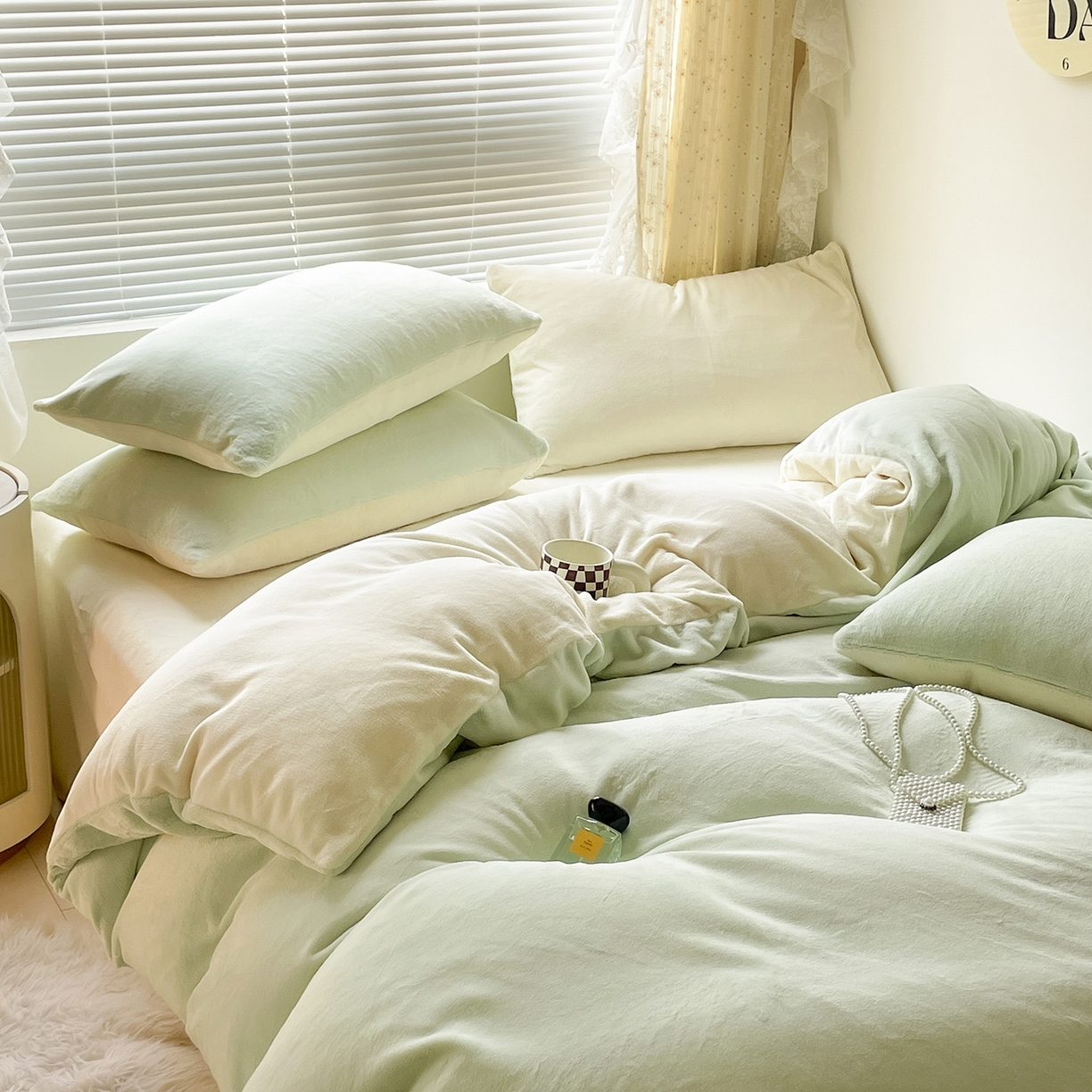 91家纺网 家纺一手货源 找家纺 大元 2025新款200g素色双拼牛奶绒四件套 芽绿+奶黄