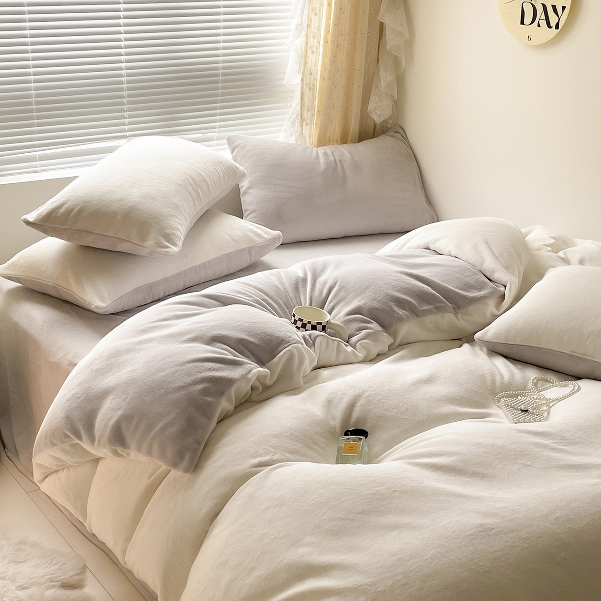 91家纺网 家纺一手货源 找家纺 大元 2025新款200g素色双拼牛奶绒四件套 米白+米灰