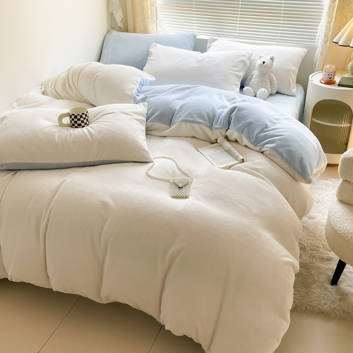 91家纺网 家纺一手货源 找家纺 大元 2025新款200g素色双拼牛奶绒四件套 米白+浅蓝