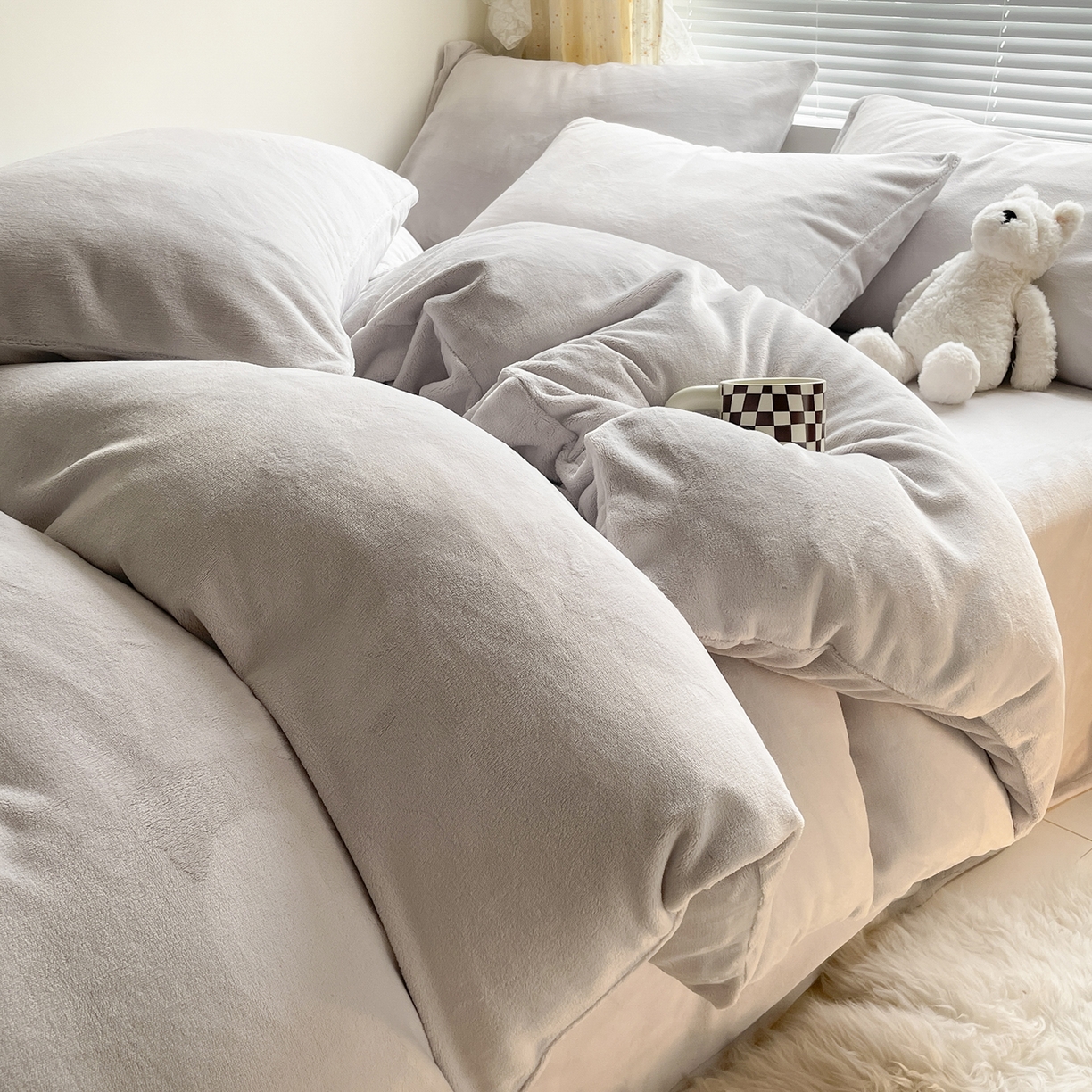 91家纺网 家纺一手货源 找家纺 大元 2025新款200g素色双拼牛奶绒四件套 米灰