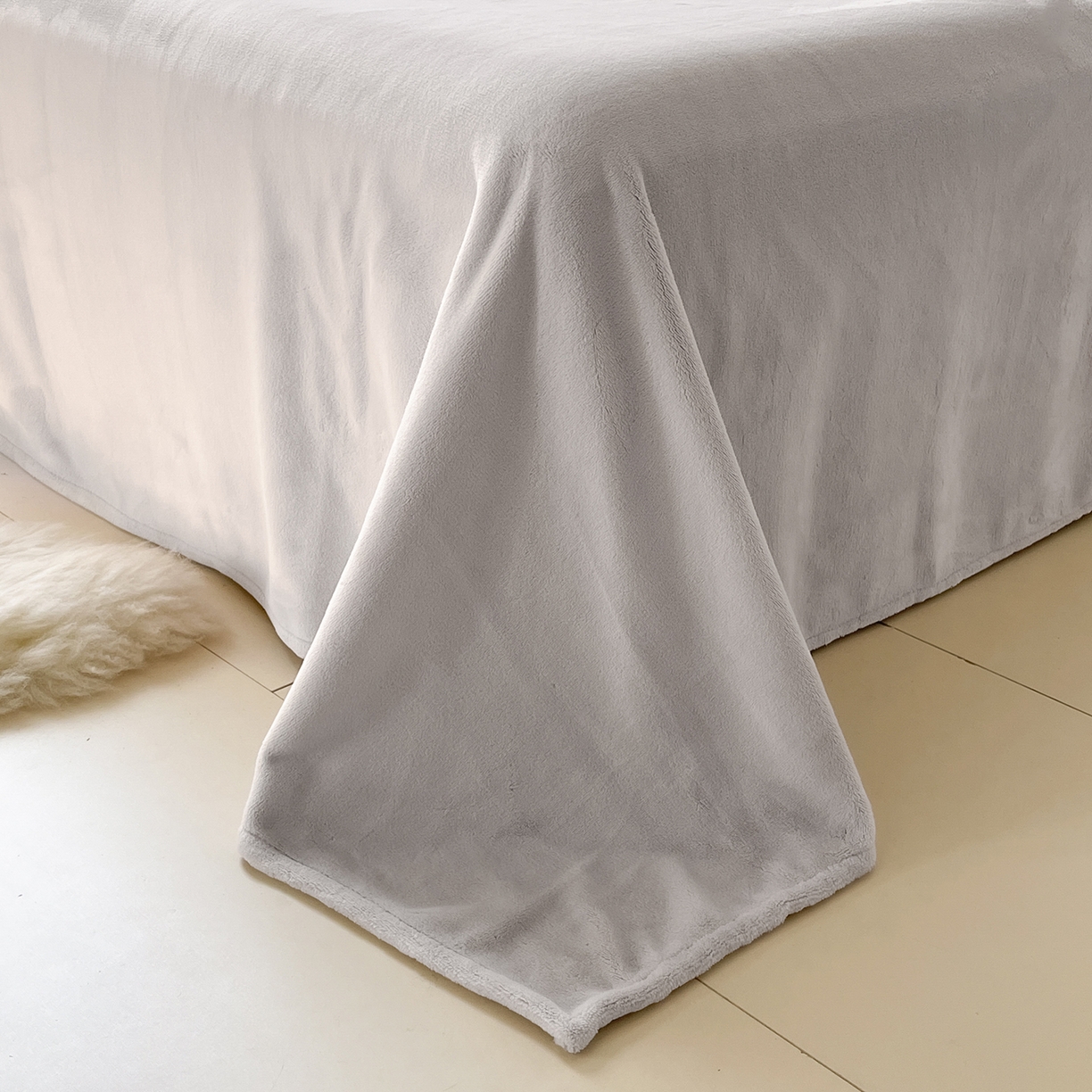 91家纺网 家纺一手货源 找家纺 大元 2025新款200g素色双拼牛奶绒四件套 米灰