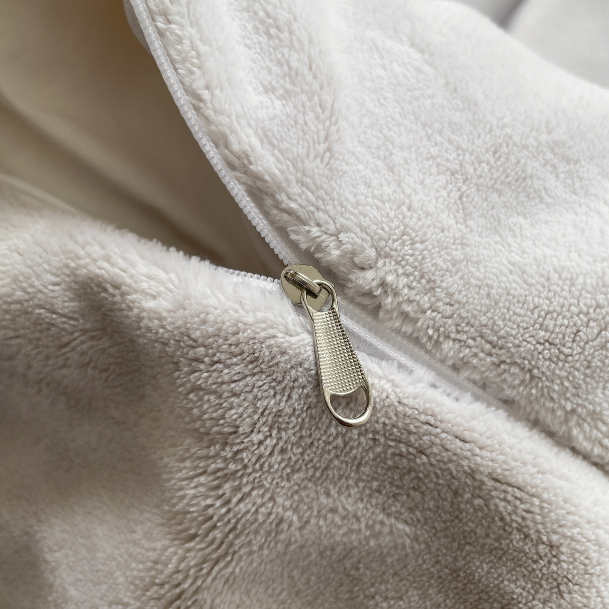 91家纺网 家纺一手货源 找家纺 大元 2025新款200g素色双拼牛奶绒四件套 米灰