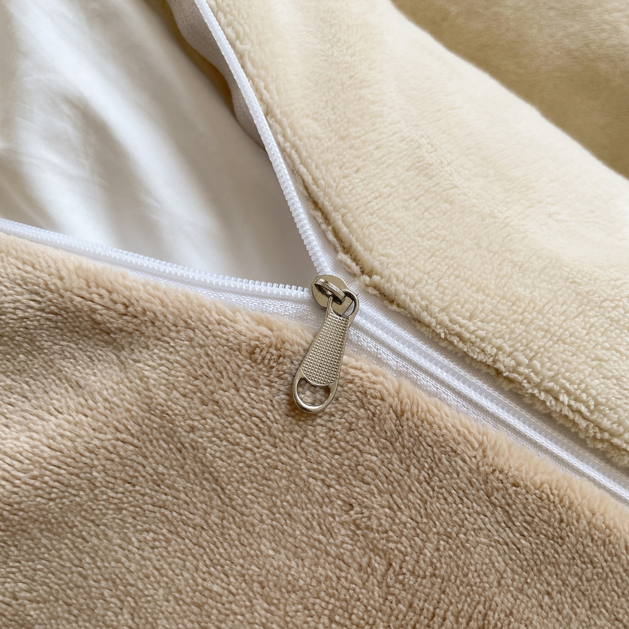 91家纺网 家纺一手货源 找家纺 大元 2025新款200g素色双拼牛奶绒四件套 米杏+奶咖