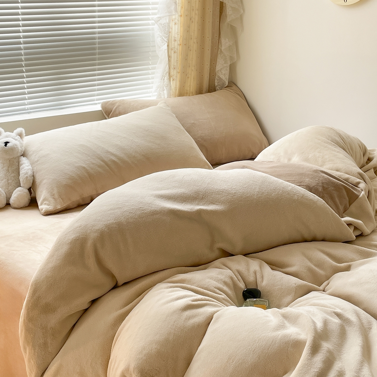 91家纺网 家纺一手货源 找家纺 大元 2025新款200g素色双拼牛奶绒四件套 米杏+奶咖