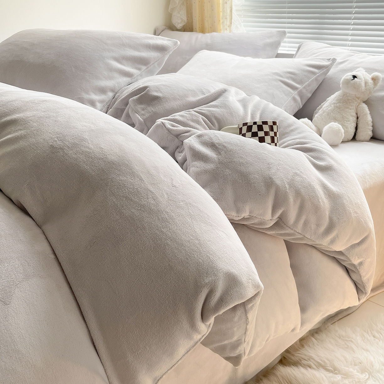 91家纺网 家纺一手货源 找家纺 大元 2025新款200g素色双拼牛奶绒四件套 米灰
