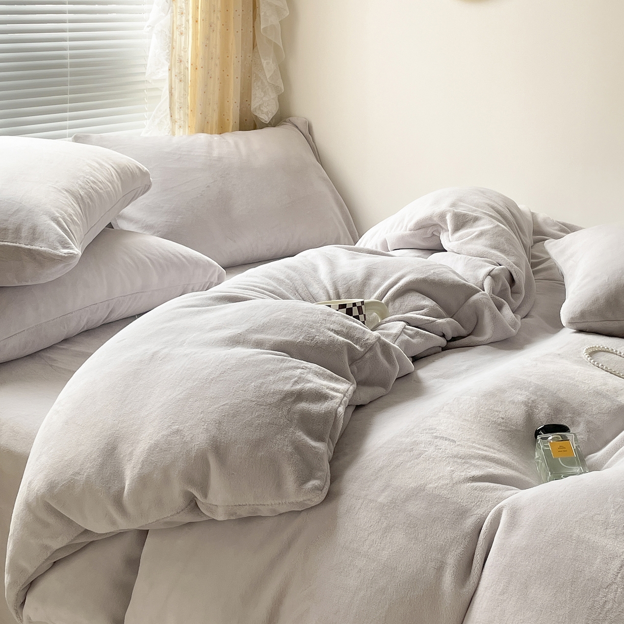 91家纺网 家纺一手货源 找家纺 大元 2025新款200g素色双拼牛奶绒四件套 米灰