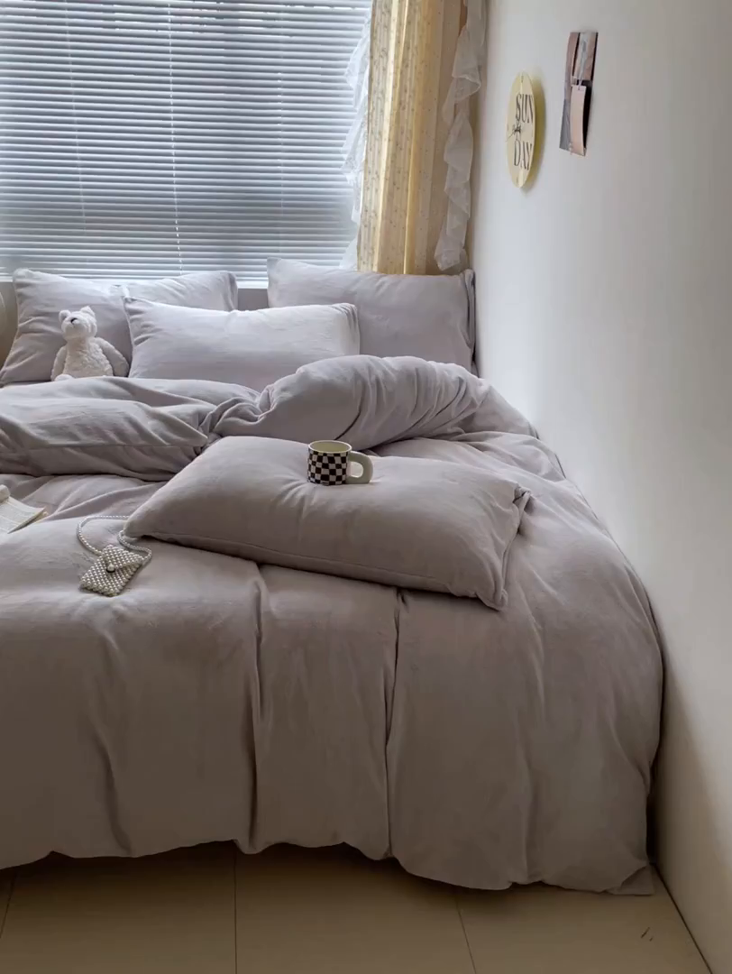 91家纺网 家纺一手货源 找家纺 大元 2025新款200g素色双拼牛奶绒四件套 米灰