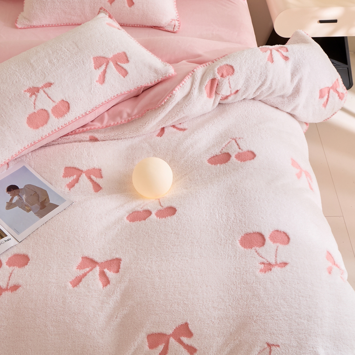 91家纺网 家纺一手货源 找家纺 绒世界 2025新款加厚兔绒提花牛奶绒四件套系列 樱桃-粉白