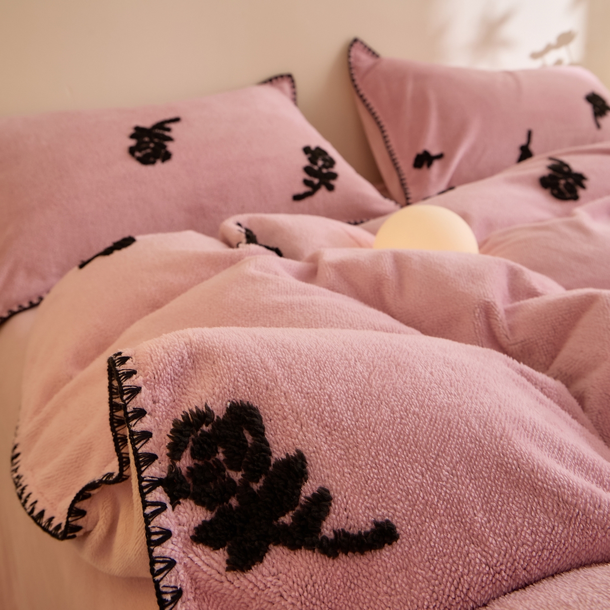 91家纺网 家纺一手货源 找家纺 绒世界 2025新款加厚兔绒提花牛奶绒四件套系列 玫瑰-豆沙