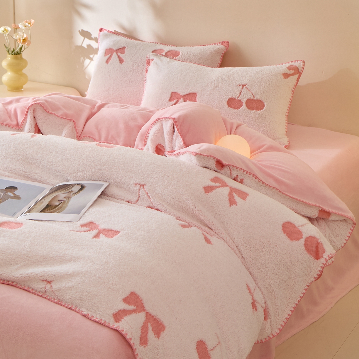 91家纺网 家纺一手货源 找家纺 绒世界 2025新款加厚兔绒提花牛奶绒四件套系列 樱桃-粉白