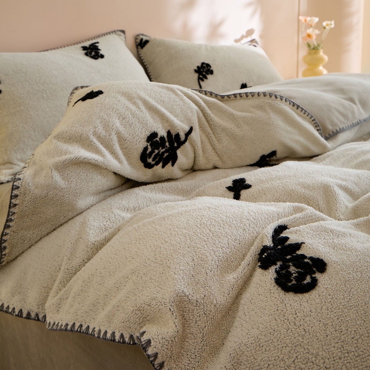 91家纺网 家纺一手货源 找家纺 绒世界 2025新款加厚兔绒提花牛奶绒四件套系列 玫瑰-卡其