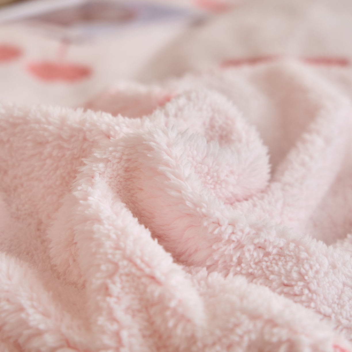 91家纺网 家纺一手货源 找家纺 绒世界 2025新款加厚兔绒提花牛奶绒四件套系列 樱桃-粉白