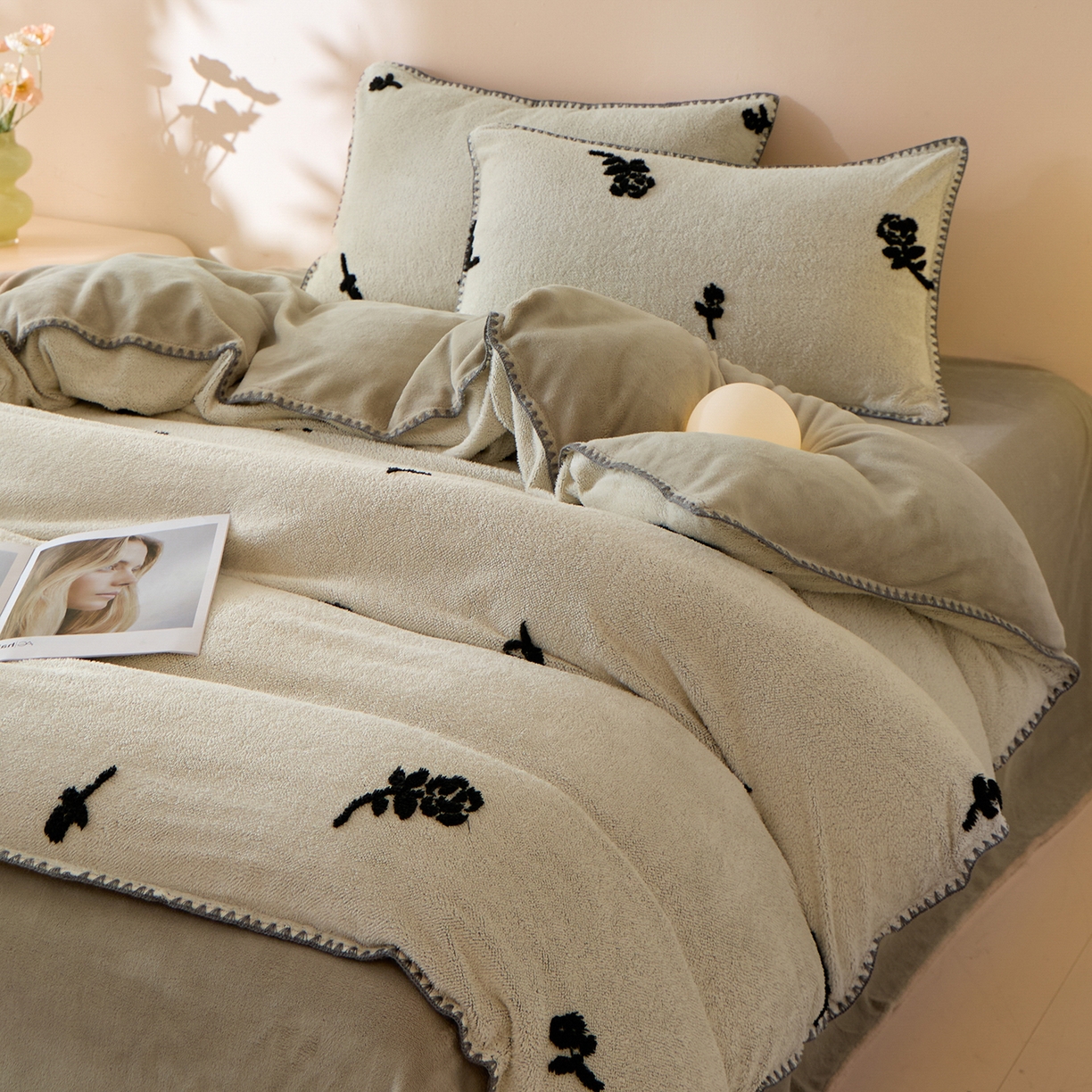 91家纺网 家纺一手货源 找家纺 绒世界 2025新款加厚兔绒提花牛奶绒四件套系列 玫瑰-卡其