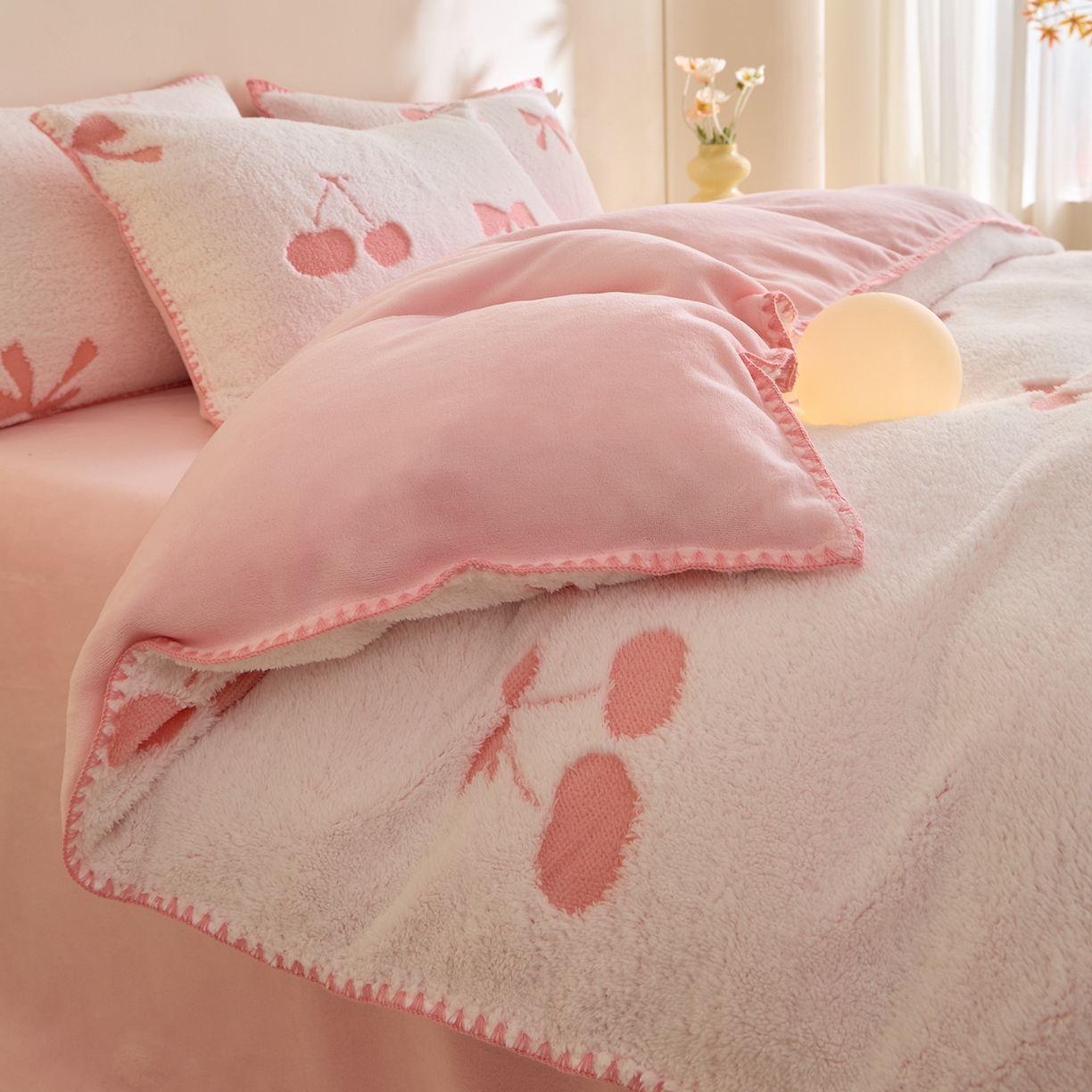 91家纺网 家纺一手货源 找家纺 绒世界 2025新款加厚兔绒提花牛奶绒四件套系列 樱桃-粉白