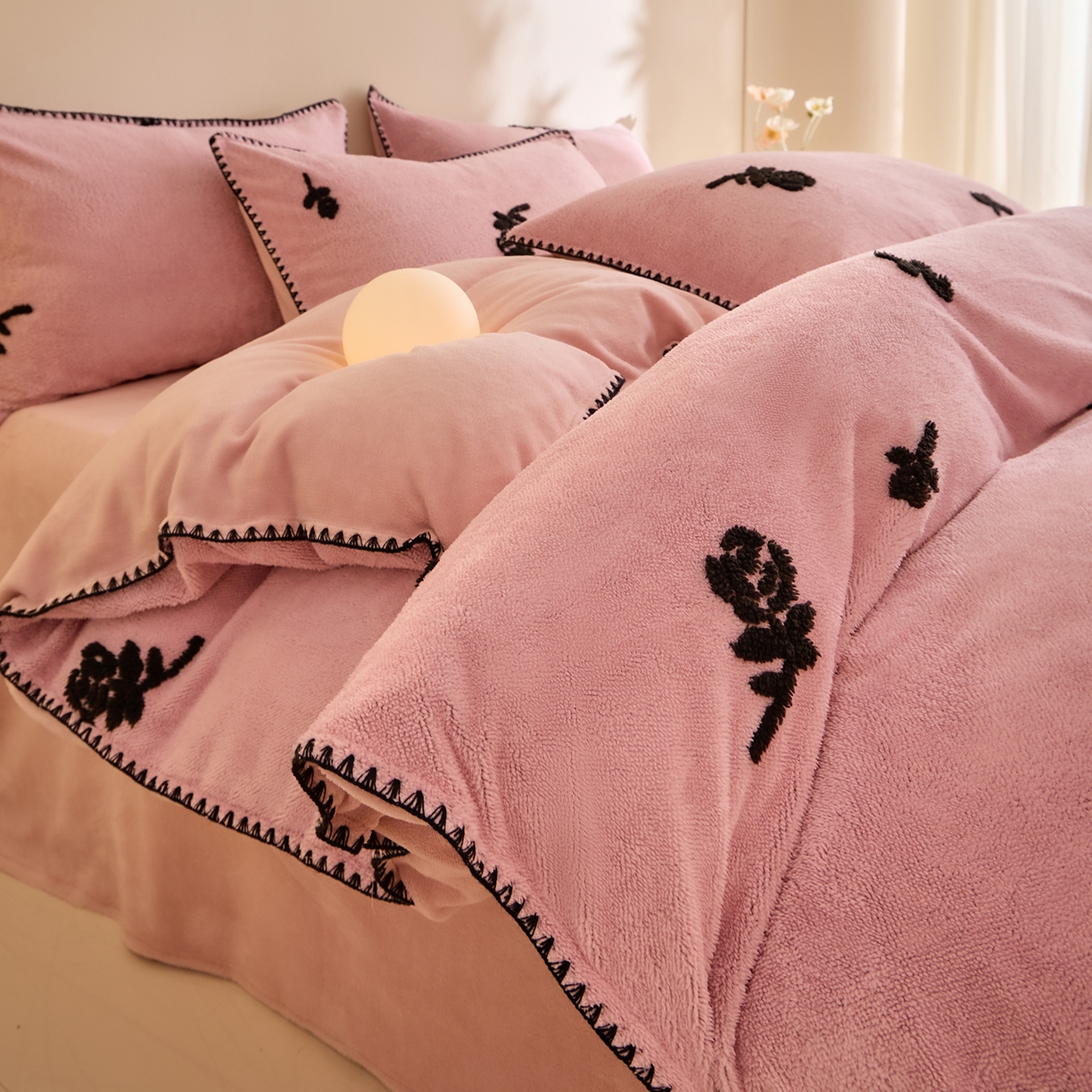 91家纺网 家纺一手货源 找家纺 绒世界 2025新款加厚兔绒提花牛奶绒四件套系列 玫瑰-豆沙