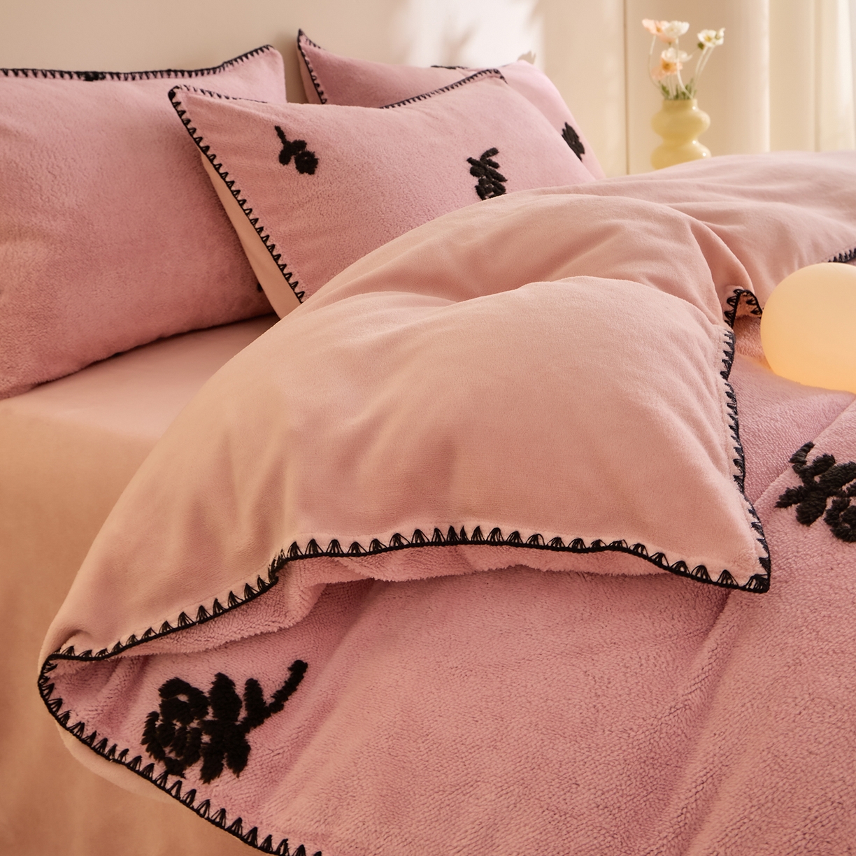 91家纺网 家纺一手货源 找家纺 绒世界 2025新款加厚兔绒提花牛奶绒四件套系列 玫瑰-豆沙