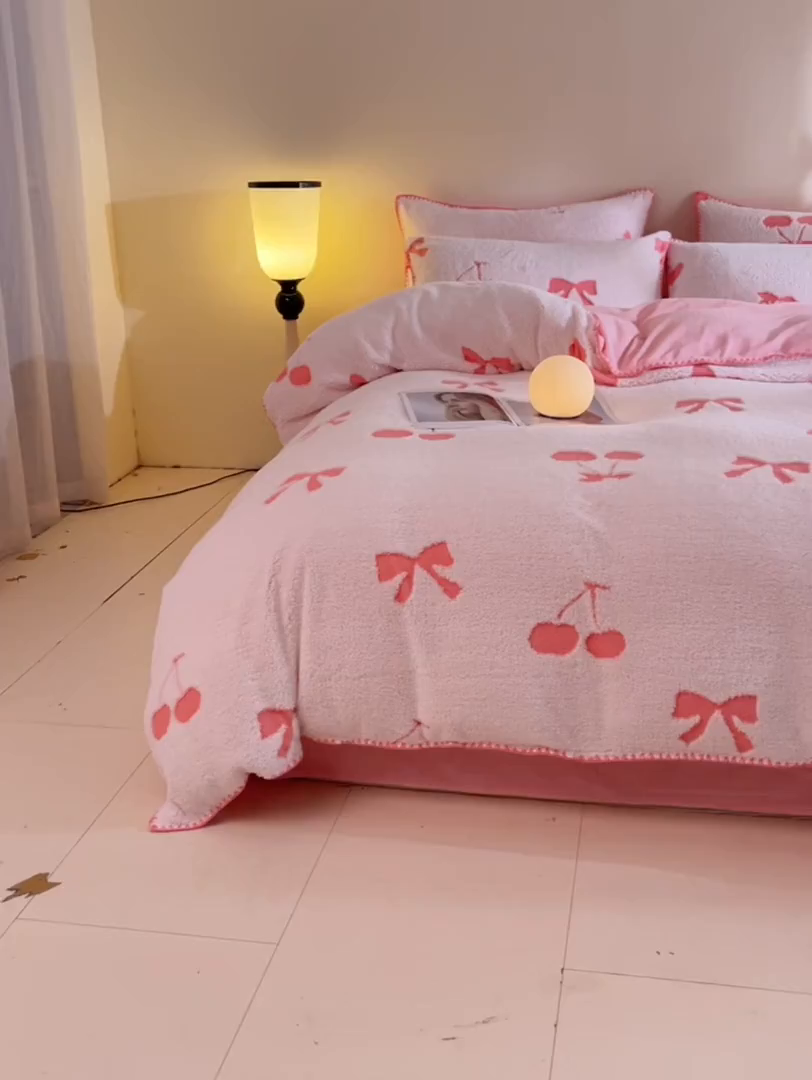 91家纺网 家纺一手货源 找家纺 绒世界 2025新款加厚兔绒提花牛奶绒四件套系列 樱桃-粉白