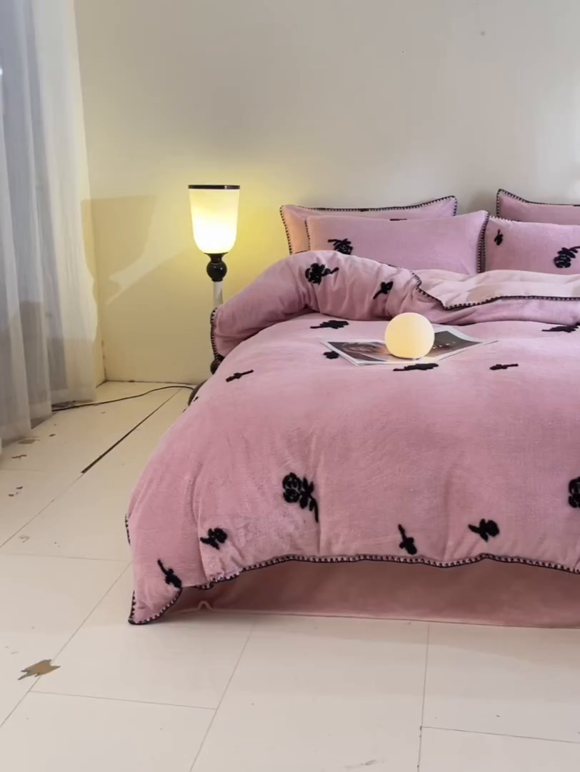 91家纺网 家纺一手货源 找家纺 绒世界 2025新款加厚兔绒提花牛奶绒四件套系列 玫瑰-豆沙