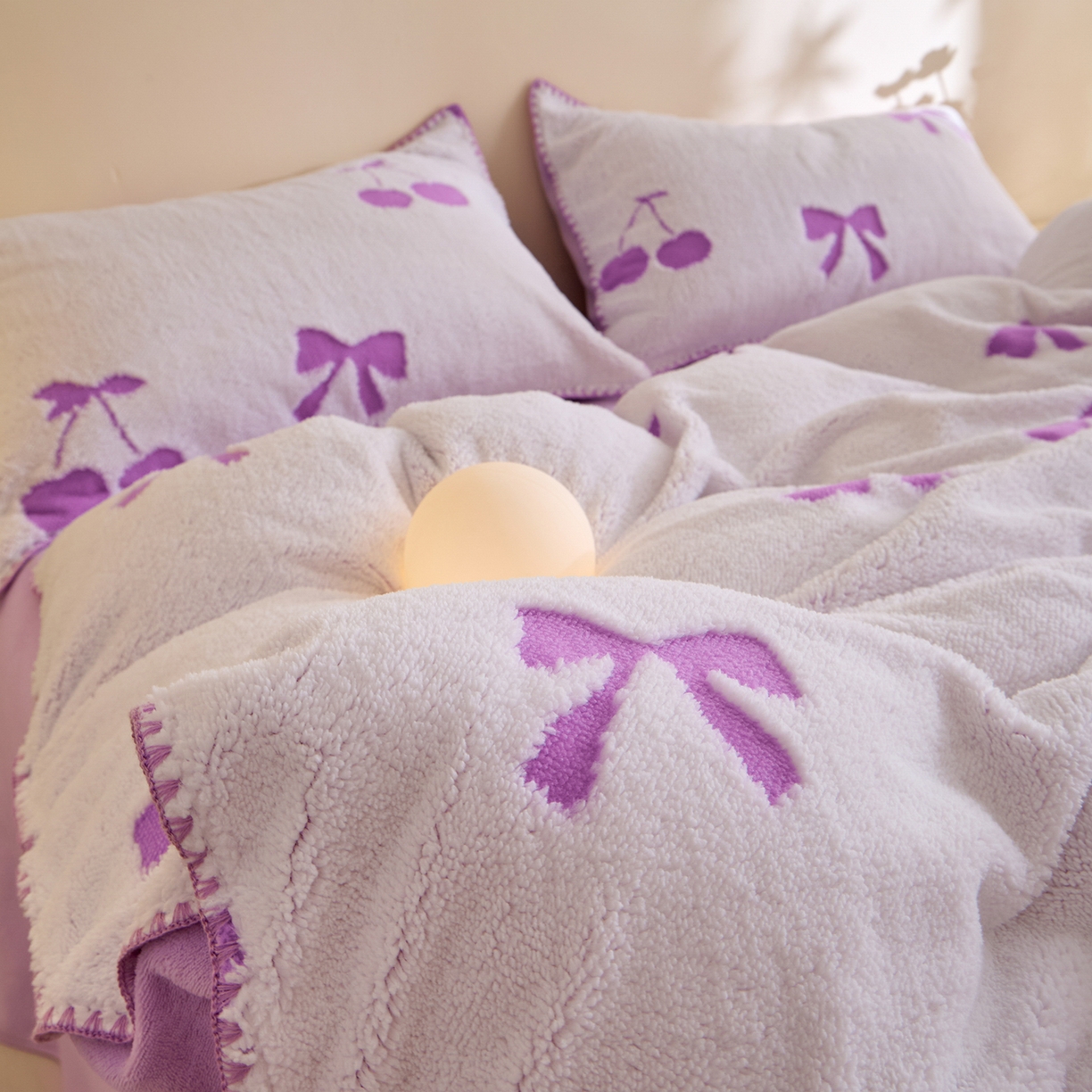 91家纺网 家纺一手货源 找家纺 绒世界 2025新款加厚兔绒提花牛奶绒四件套系列 樱桃-紫