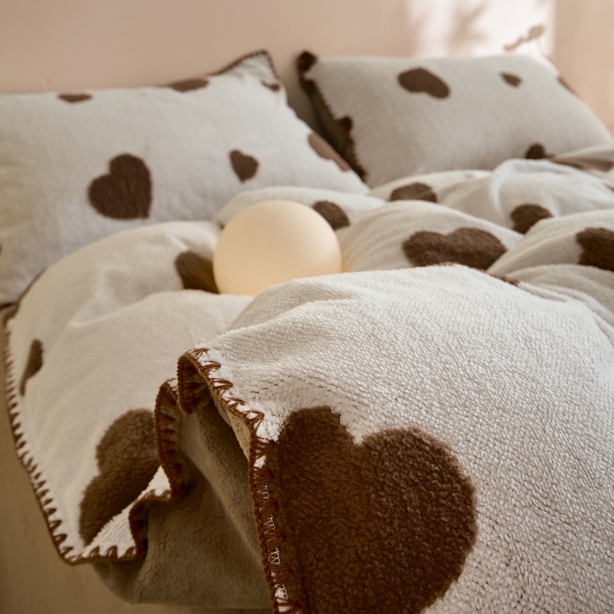 91家纺网 家纺一手货源 找家纺 绒世界 2025新款加厚兔绒提花牛奶绒四件套系列 爱心-梧桐灰