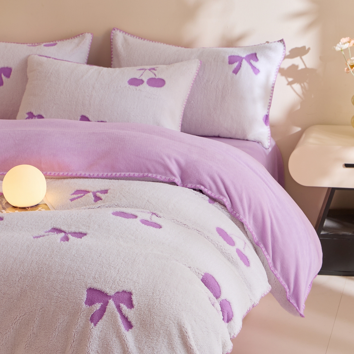 91家纺网 家纺一手货源 找家纺 绒世界 2025新款加厚兔绒提花牛奶绒四件套系列 樱桃-紫