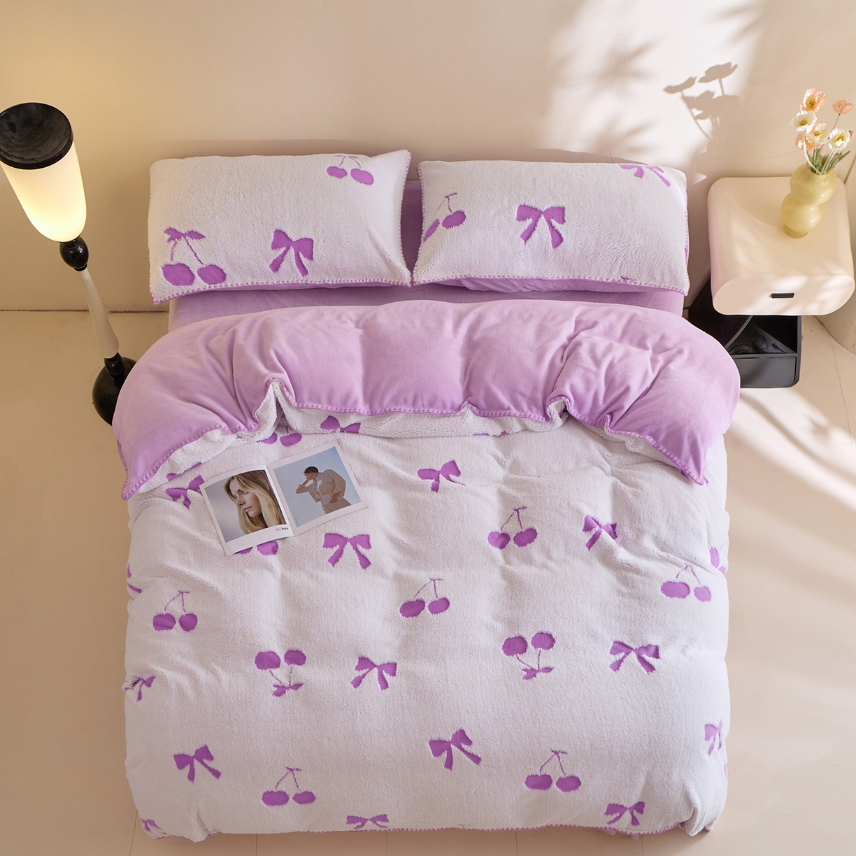 91家纺网 家纺一手货源 找家纺 绒世界 2025新款加厚兔绒提花牛奶绒四件套系列 樱桃-紫