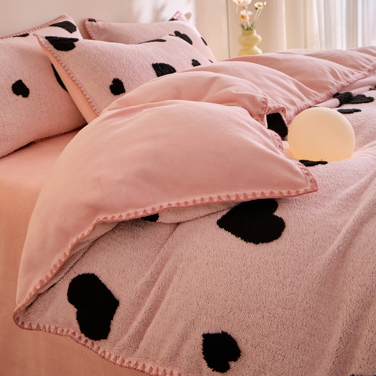 91家纺网 家纺一手货源 找家纺 绒世界 2025新款加厚兔绒提花牛奶绒四件套系列 爱心-粉