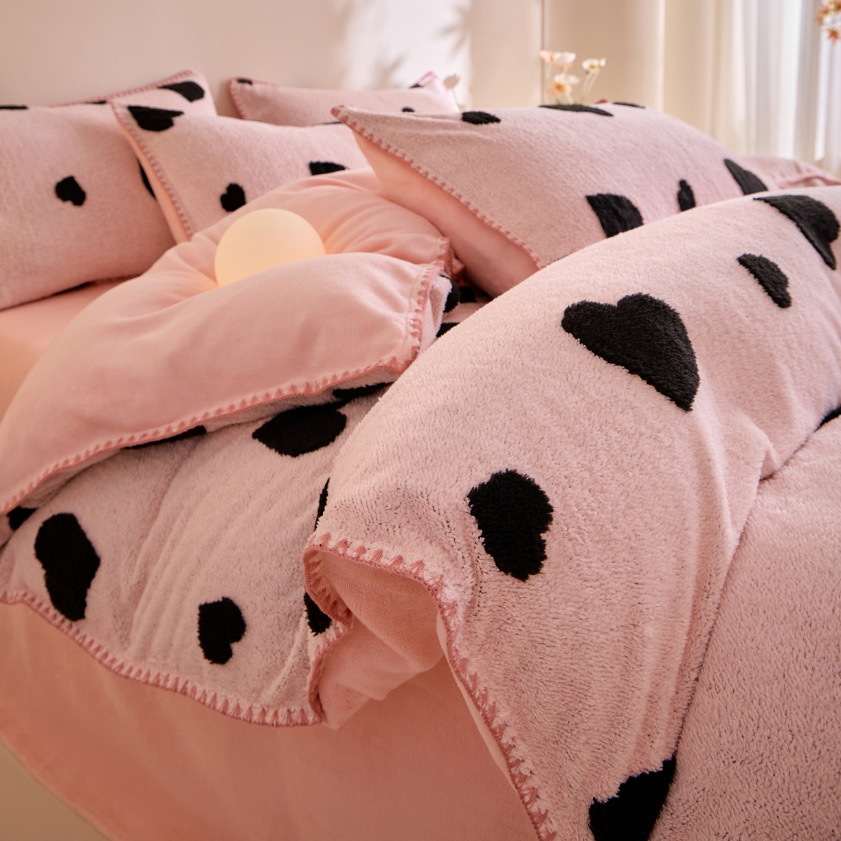 91家纺网 家纺一手货源 找家纺 绒世界 2025新款加厚兔绒提花牛奶绒四件套系列 爱心-粉