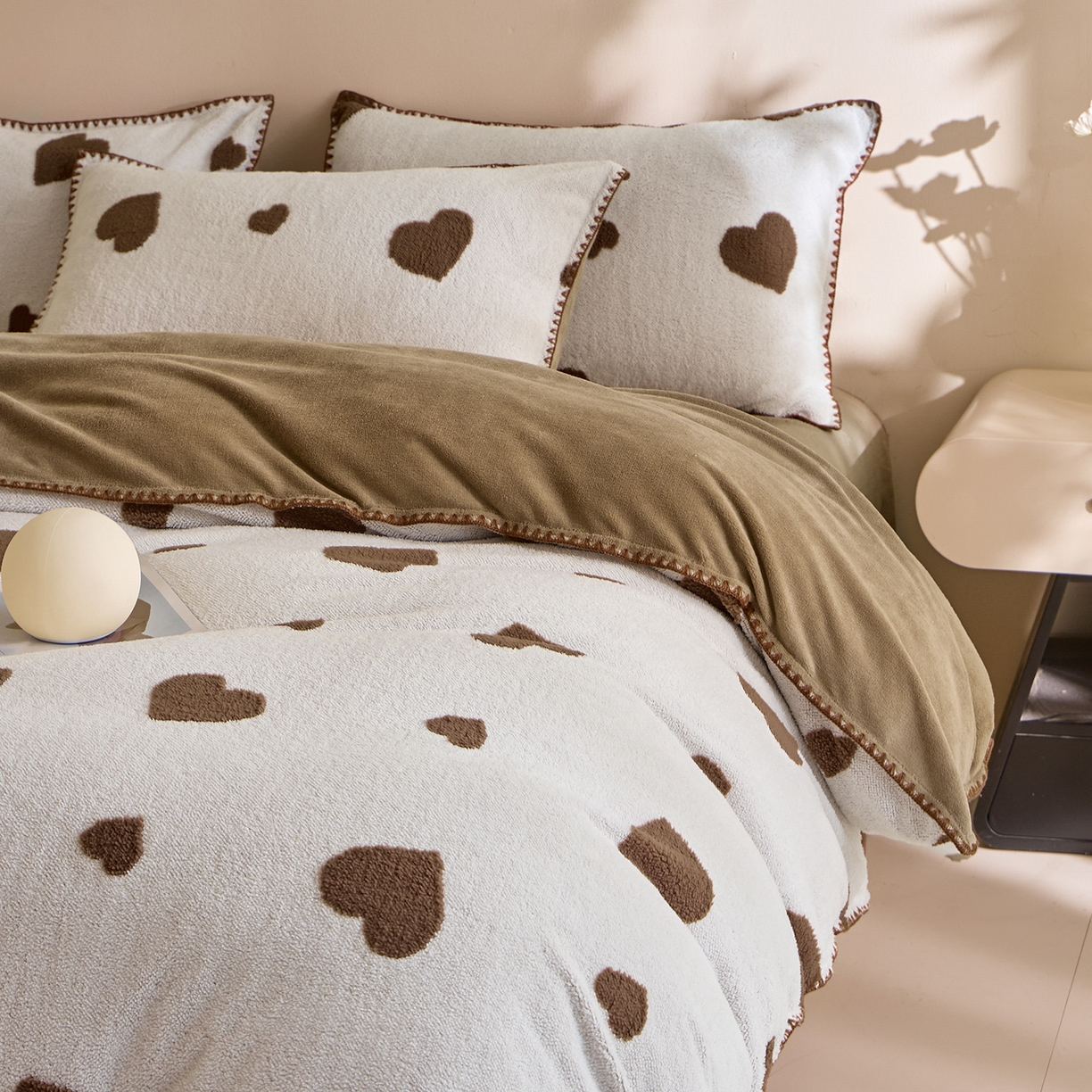91家纺网 家纺一手货源 找家纺 绒世界 2025新款加厚兔绒提花牛奶绒四件套系列 爱心-梧桐灰