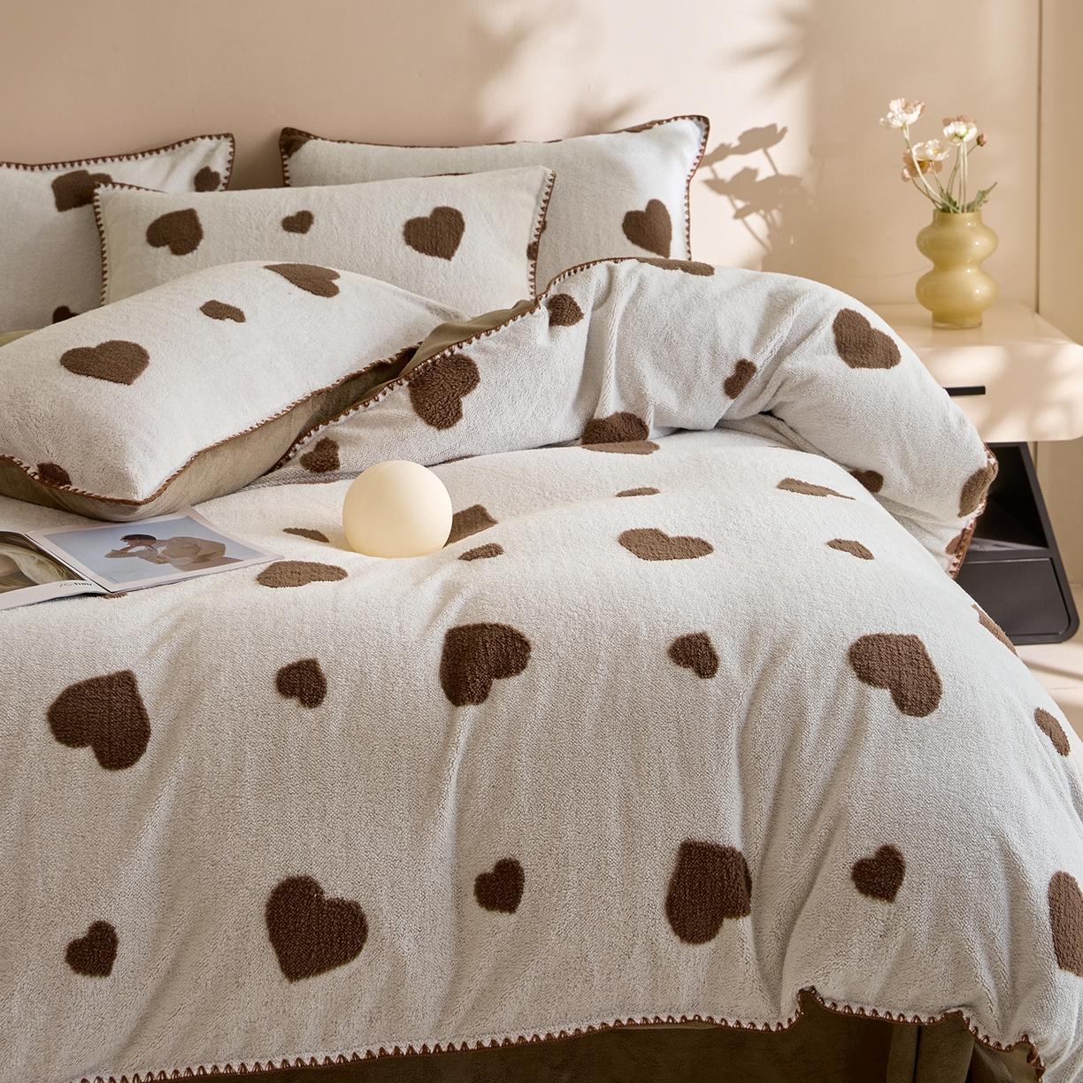 91家纺网 家纺一手货源 找家纺 绒世界 2025新款加厚兔绒提花牛奶绒四件套系列 爱心-梧桐灰