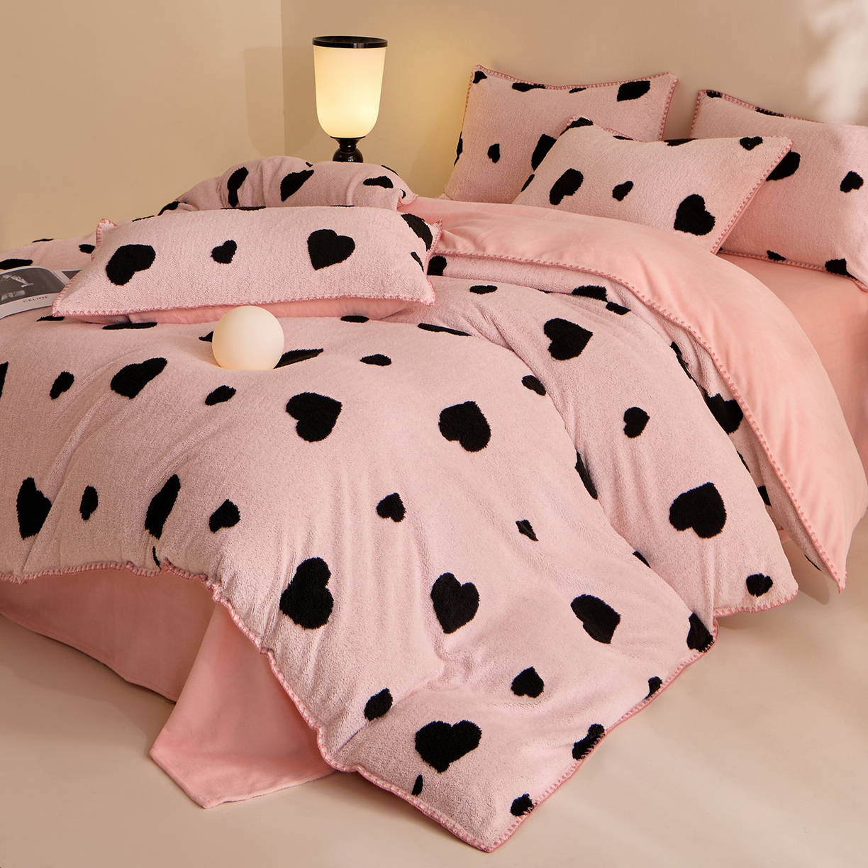 91家纺网 家纺一手货源 找家纺 绒世界 2025新款加厚兔绒提花牛奶绒四件套系列 爱心-粉